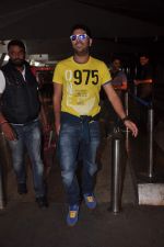 Yuvraj Singh cool casual look snapped at domestic airport on 22nd Dec 2011 (6).JPG